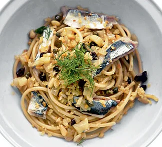 Siciliaanse pasta met sardines, venkel, rozijnen en ansjovis