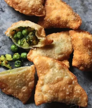 Samosa gevuld met groenten en aardappel, geserveerd met chutney